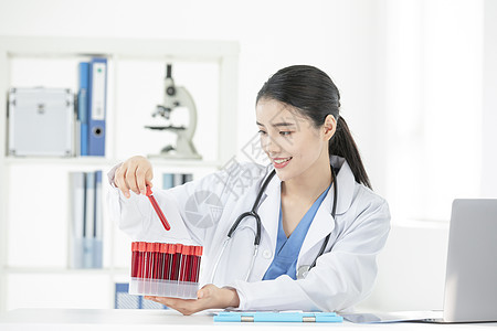 女性医生观察血液试剂背景图片