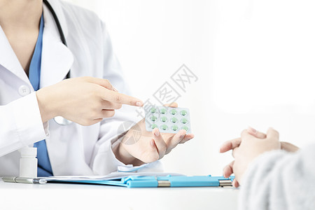 女性医生给病人介绍药品图片