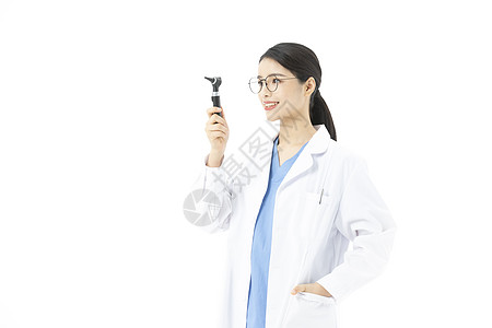 女性医生拿着耳道观测器图片