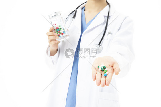 医生拿着药品胶囊图片