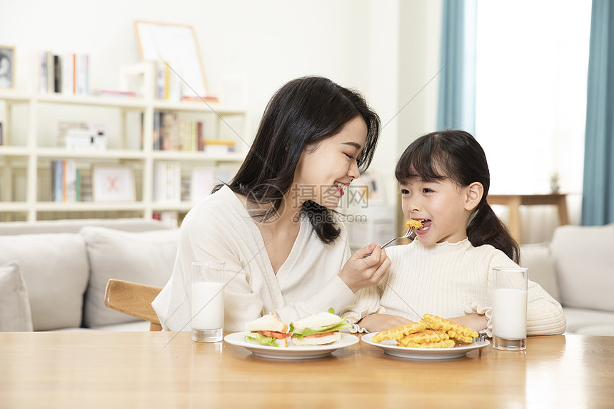 居家母女一起吃早餐图片