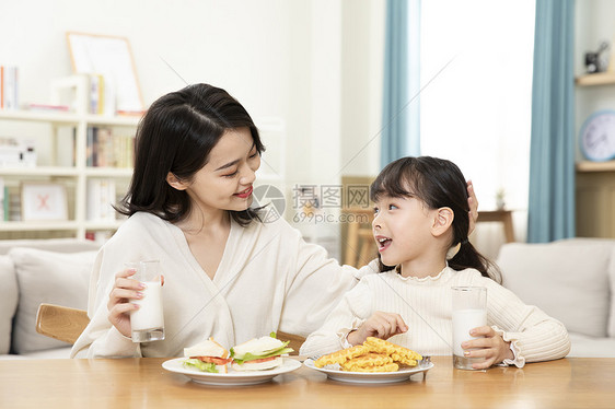 居家母女一起吃早餐图片