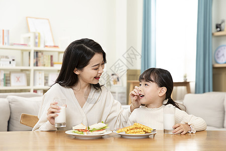 居家母女一起吃早餐图片