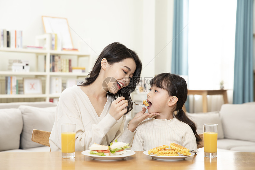 居家母女一起吃早餐图片