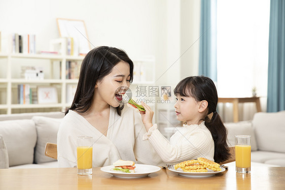 居家母女一起吃早餐图片