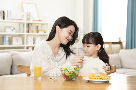 母女居家生活喝橙汁图片