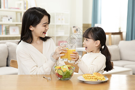 母女居家生活喝橙汁图片