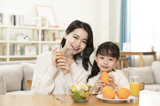 母女居家生活喝橙汁图片