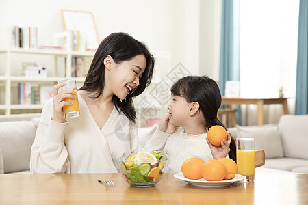 母女居家生活喝橙汁图片