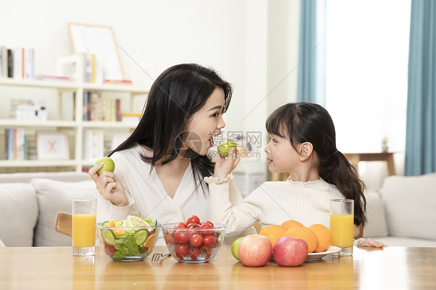 居家母女一起吃水果图片