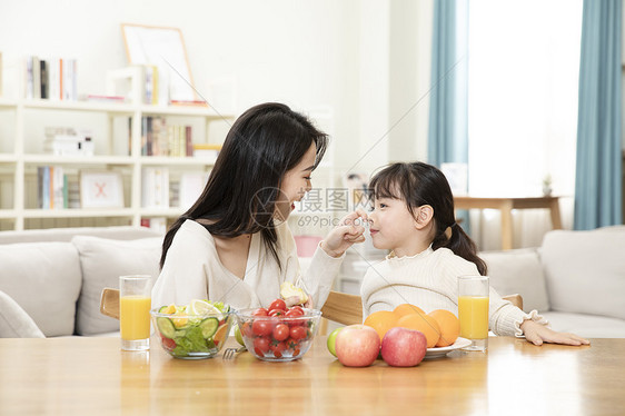 居家母女一起吃水果图片