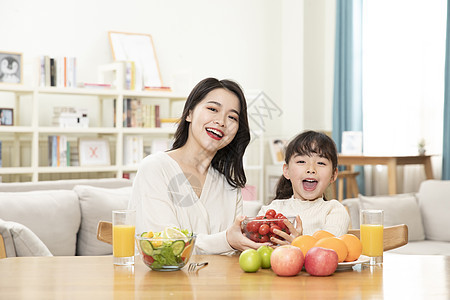 居家母女一起吃水果背景图片