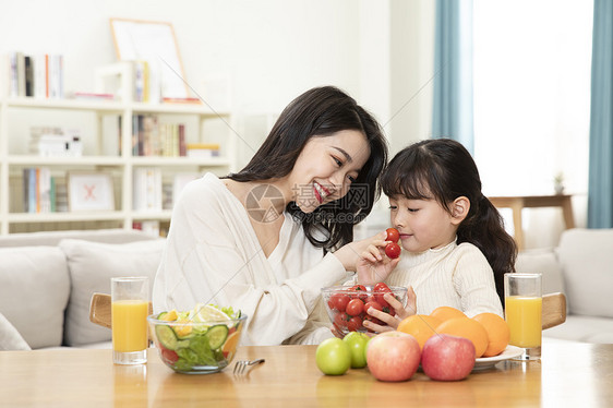 居家母女一起吃水果图片