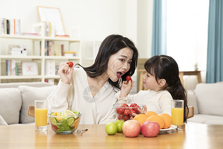 居家母女一起吃水果图片