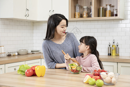 居家母女一起做沙拉图片