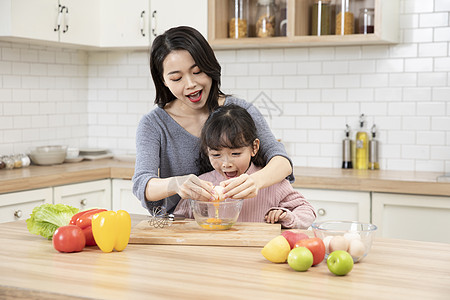 居家母女厨房打鸡蛋图片