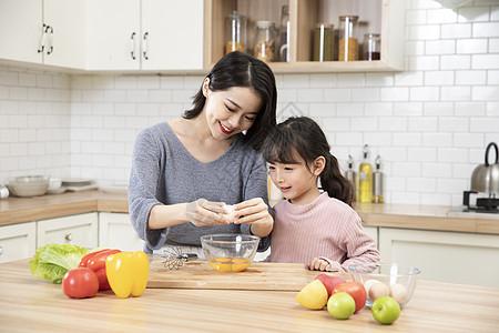 做饭的妈妈母女厨房打蛋背景