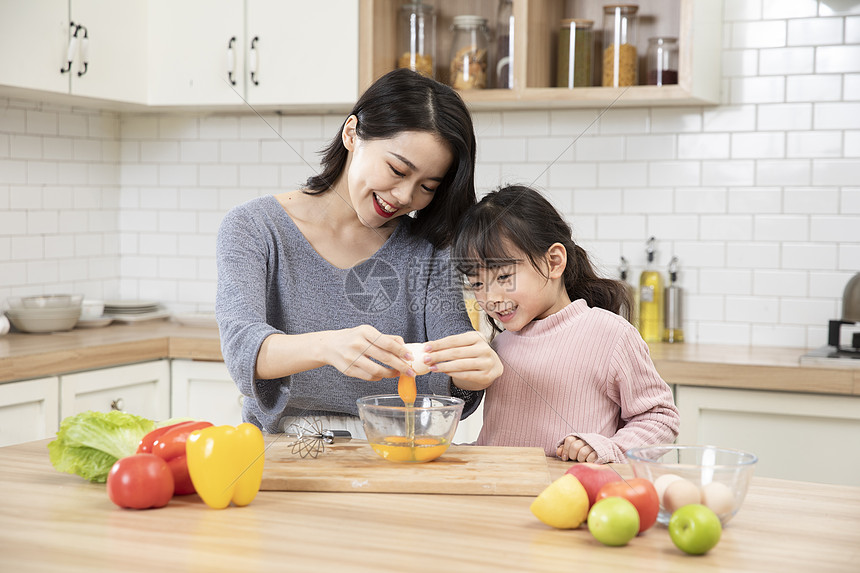 母女厨房打蛋图片