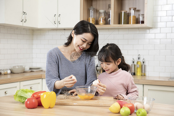 母女打蛋做饭图片