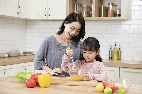 居家母女厨房打蛋液图片