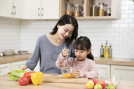 妈妈做饭居家母女厨房打蛋液背景