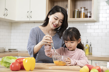 居家母女厨房打蛋液图片