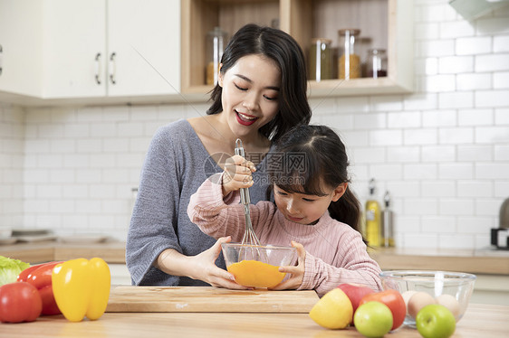 居家母女厨房一起做蛋糕图片