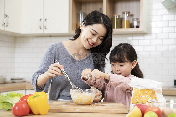 居家母女厨房一起做蛋糕图片