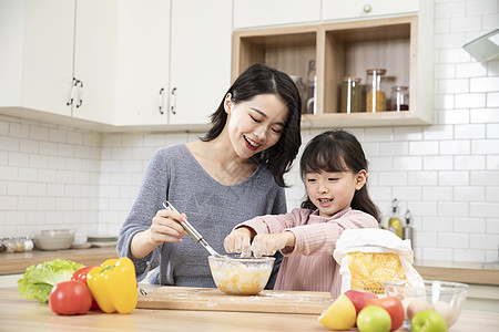 做饭的妈妈居家母女厨房一起做蛋糕背景