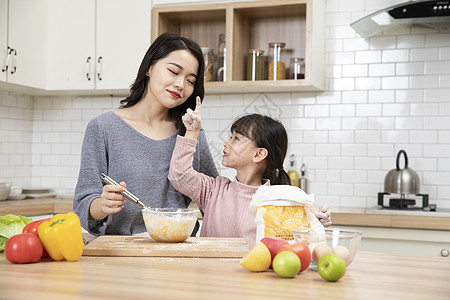 居家母女厨房一起做蛋糕图片