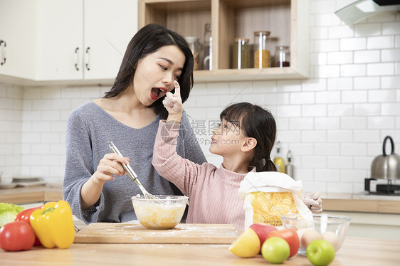 居家母女厨房一起做蛋糕图片