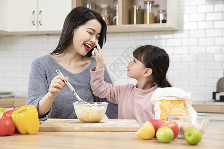 居家母女厨房一起做蛋糕图片