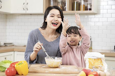 居家母女厨房一起做蛋糕图片