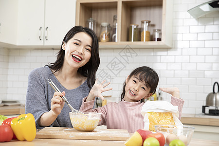 居家母女厨房一起做蛋糕图片