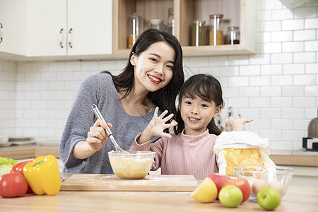 做饭的妈妈居家母女厨房一起做蛋糕背景