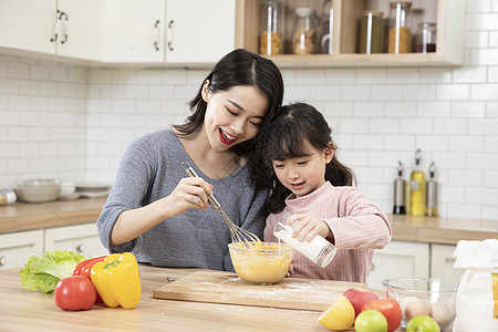 做饭的妈妈居家母女厨房一起做蛋糕背景