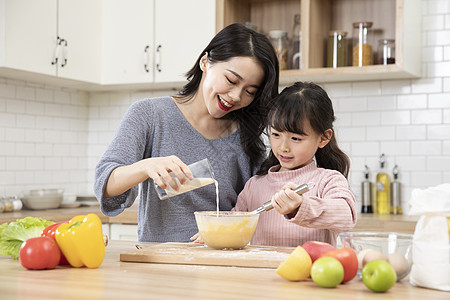 居家母女厨房一起做蛋糕图片