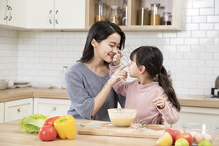 妈妈做饭居家母女厨房做蛋糕玩耍背景