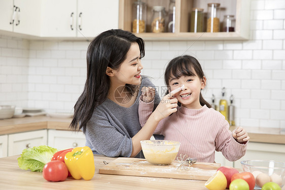 居家母女厨房做蛋糕玩耍图片