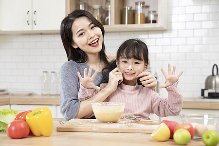 儿童蛋糕居家母女厨房做蛋糕玩耍背景