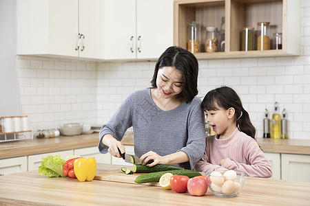 居家母女一起厨房做饭图片