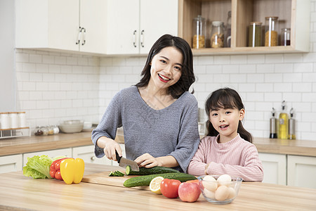 居家母女一起厨房做饭图片