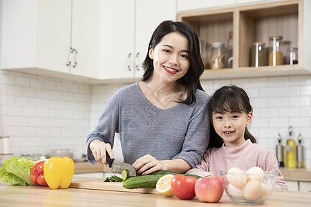 做饭的妈妈居家母女一起厨房做饭背景