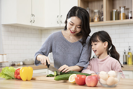 居家母女一起厨房做饭图片