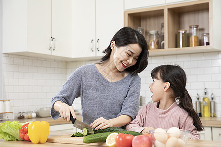 居家母女一起厨房做饭图片