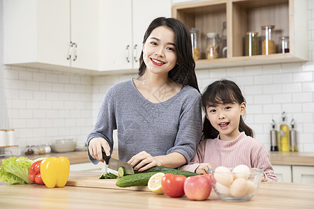 居家母女一起厨房做饭图片