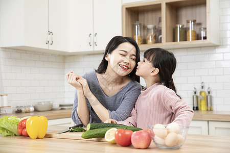 厨房女儿亲吻妈妈图片