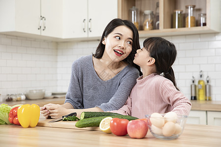 厨房女儿亲吻妈妈图片