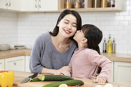 厨房女儿亲吻妈妈图片