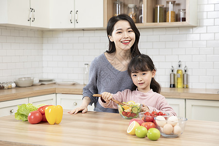 居家母女一起做沙拉图片